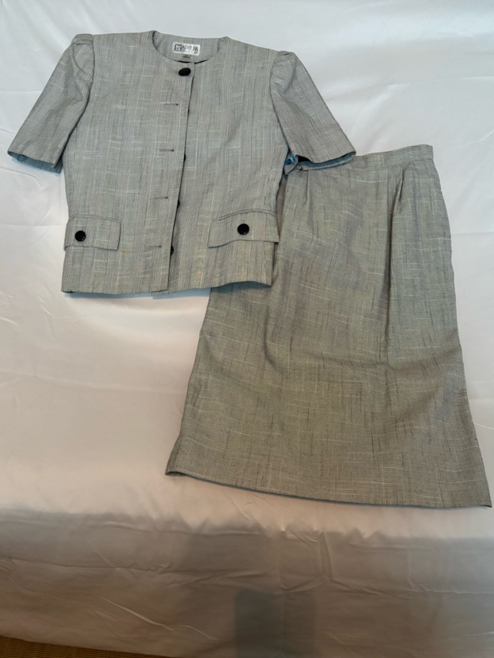 Classic Two-Piece Light Gray Tweed Skirt Suit